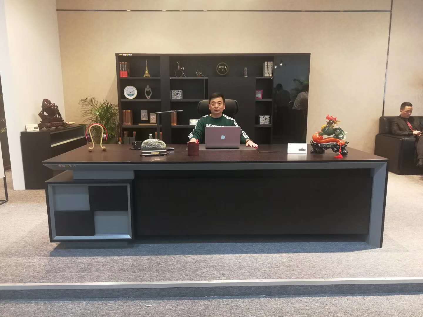 辛兆波董事長參加廣州國際家具展并簽訂大訂單，更好的服務客戶